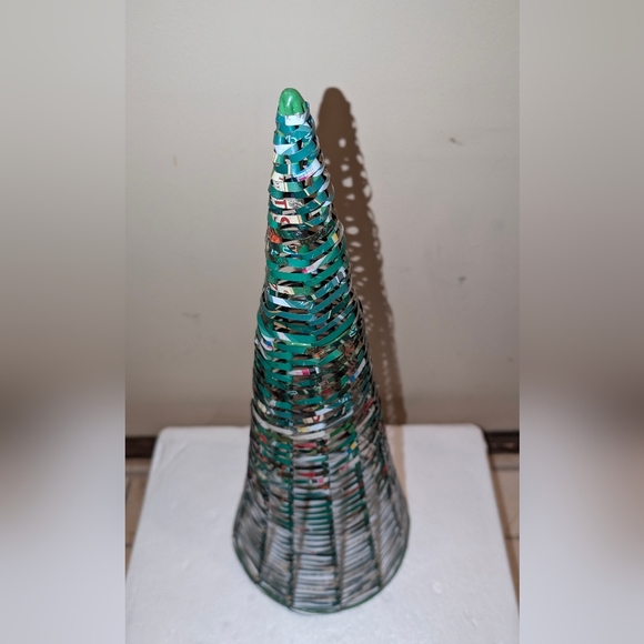 Green recycled soda can modern Christmas tree 🎄 - Picture 3 of 3